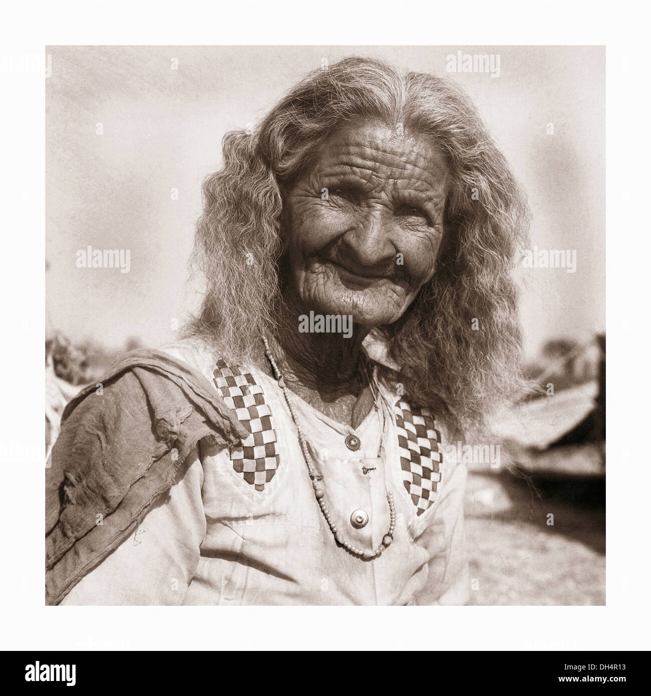 Porträt einer alten Baiga-Frau, Baiga Tribe, Madhya Pradesh, Indien. Ländliche Gesichter Indiens Stockfoto