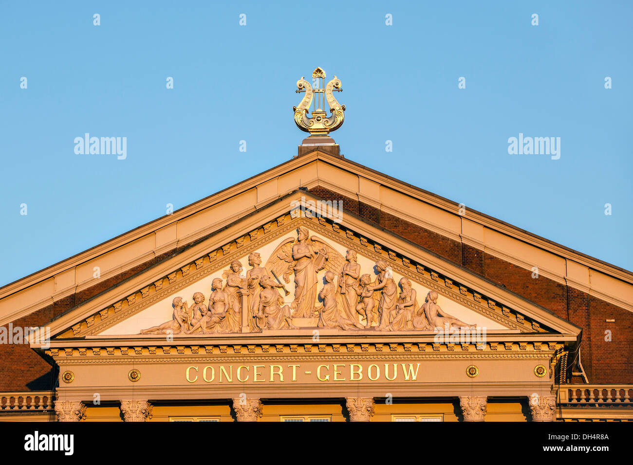 Niederlande, Amsterdam, Music Hall genannt Concertgebouw. Detail des Daches. Sunrise Stockfoto