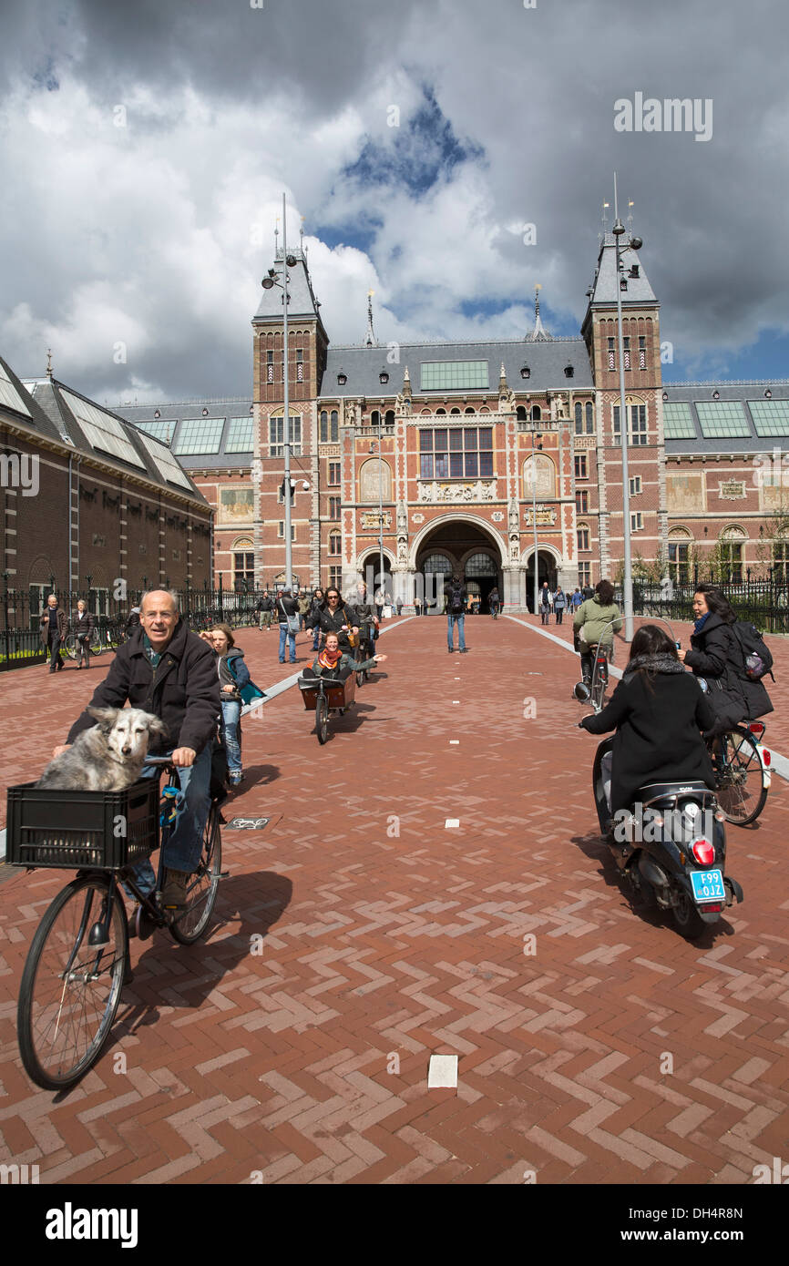 Niederlande, Amsterdam, Rijksmuseum. Radfahrer Stockfoto