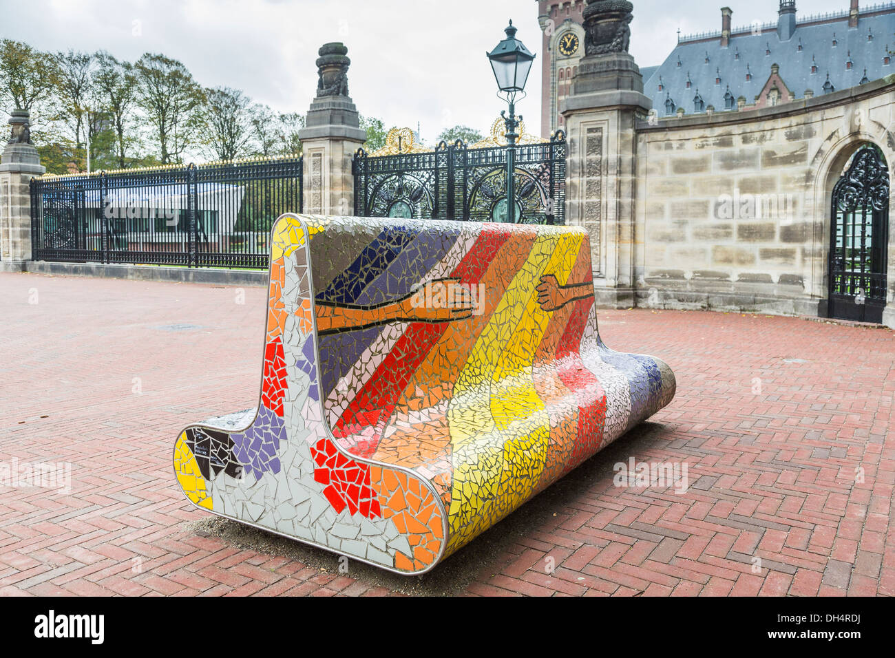 Bunte Mosaik Stein Sitzbank symbolisiert Freundschaft außerhalb der Friedenspalast, Sitz des Internationalen Gerichtshofs in Den Haag, Holland Stockfoto