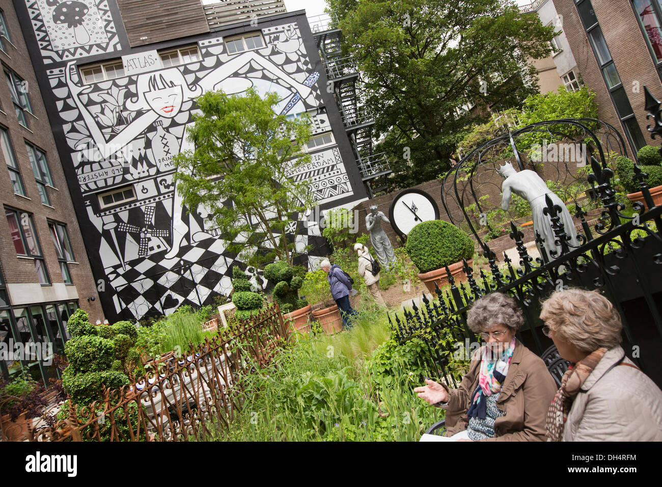 Niederlande, Amsterdam, Hotel ANDAZ, entworfen von lokalen Architekten und Designer Marcel Wanders. Garten und Besucher Stockfoto