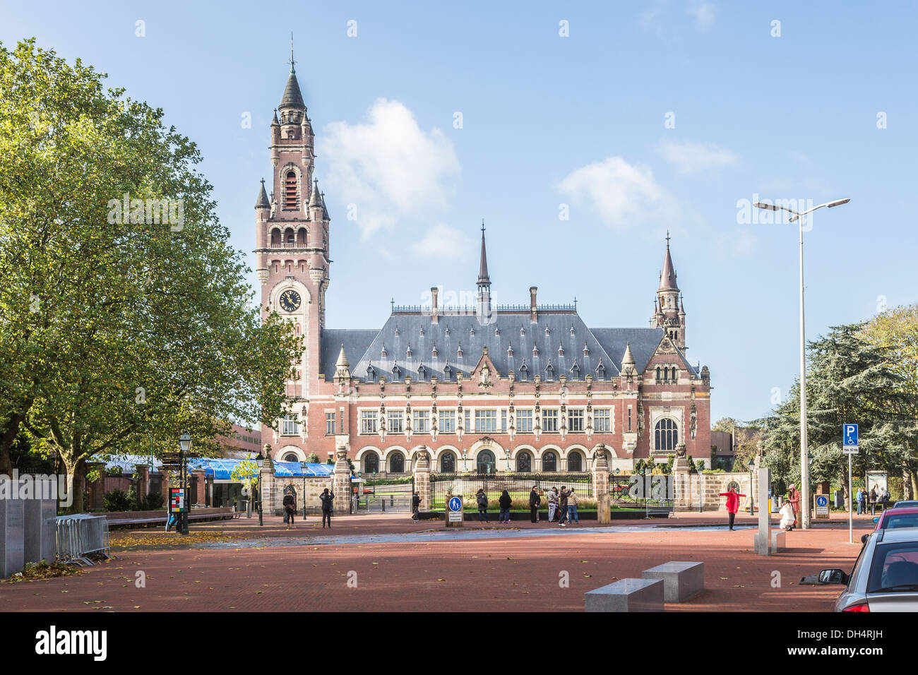 Der Friedenspalast, den Haag, Holland mit blauem Himmel Stockfoto