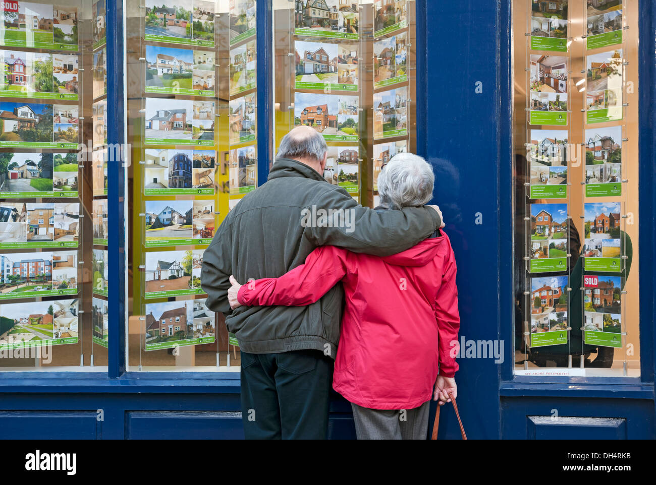Ältere Seniorenpaare, die im Immobilienmaklerfenster bei Immobilienhäusern zum Verkauf schauen, vermieten York North Yorkshire England Großbritannien Großbritannien Stockfoto