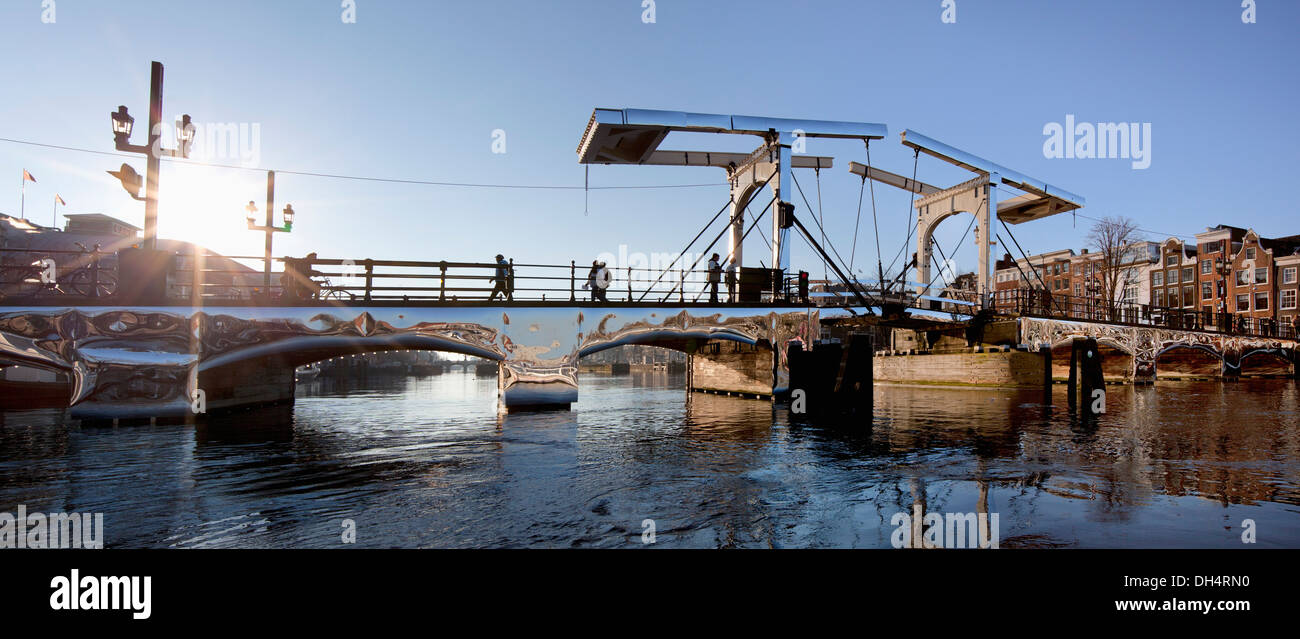Holland, Artwork während Amsterdam Licht Festival von titia Ex erscheint in Amsterdam, auf der Zugbrücke Skinny Bridge. Stockfoto