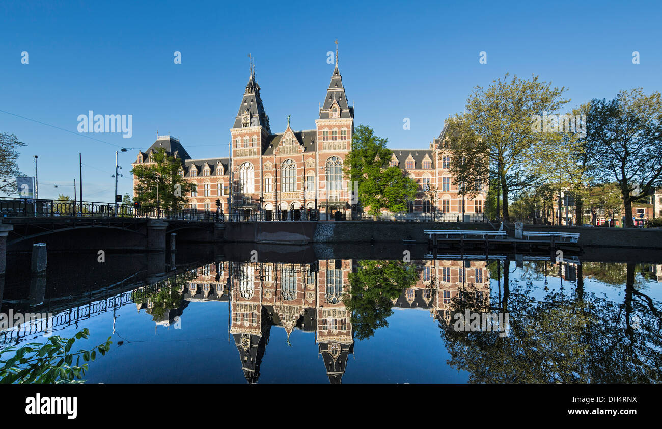 Niederlande, Amsterdam, Rijksmuseum und Reflexion Stockfoto