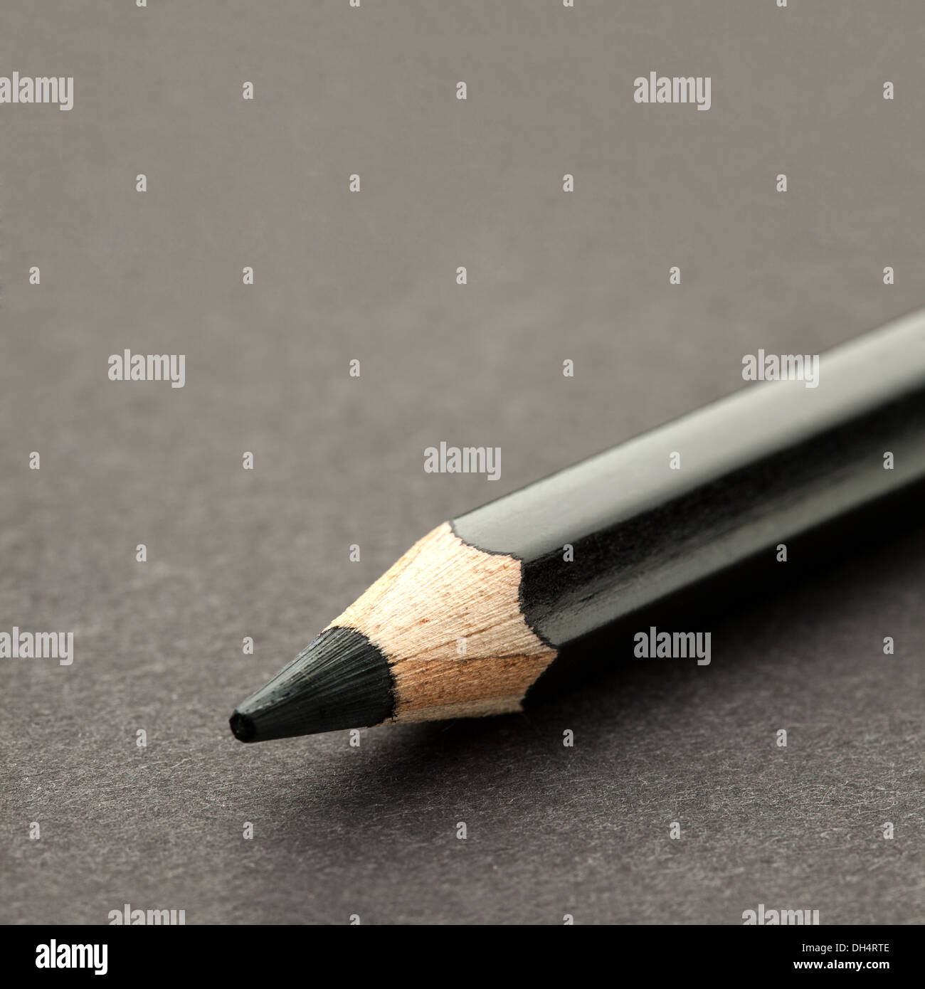 Schwarzer Bleistift auf dunkle Oberfläche Stockfoto