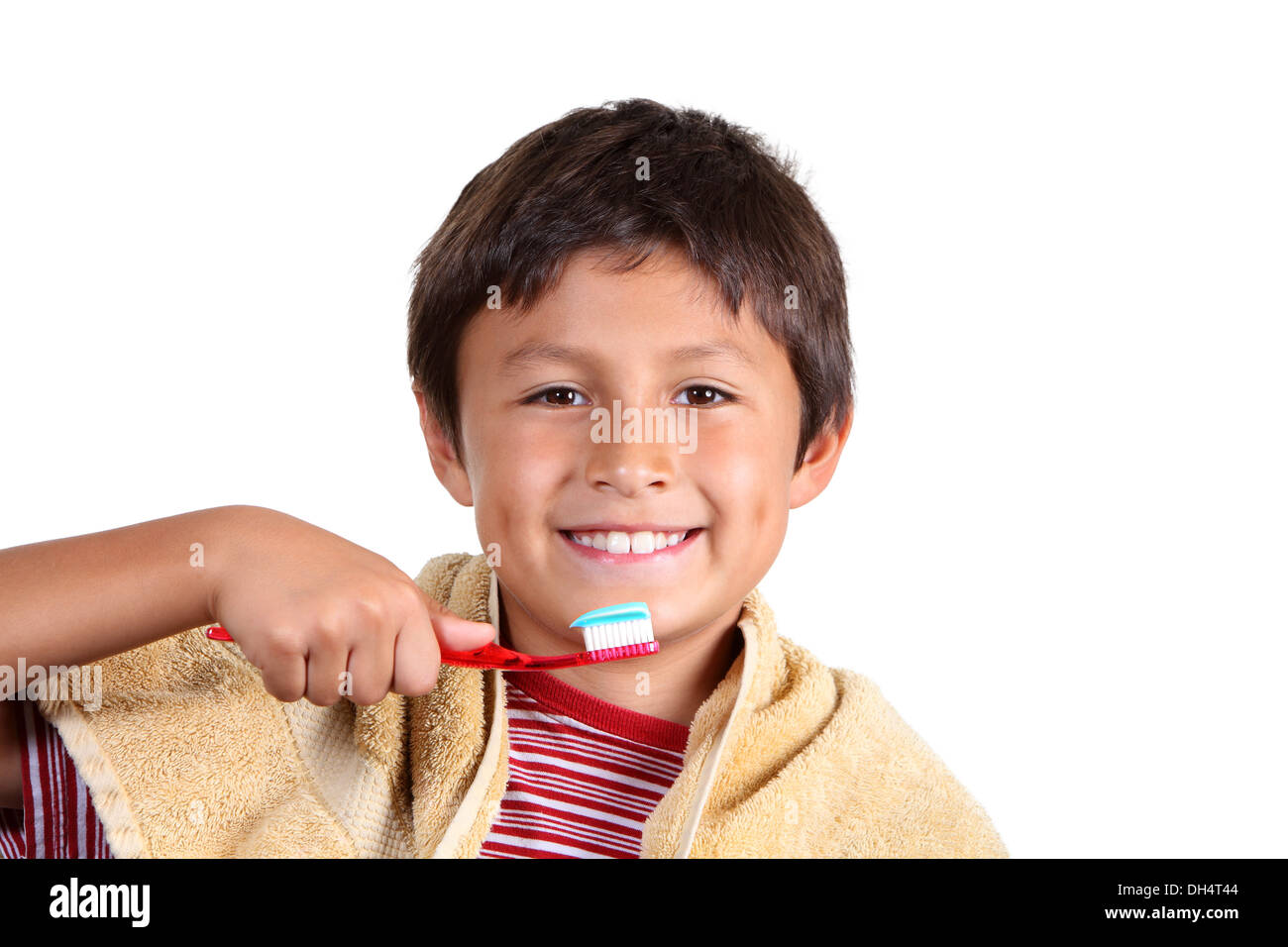Kleiner Junge Zähneputzen auf weißem Hintergrund Stockfoto