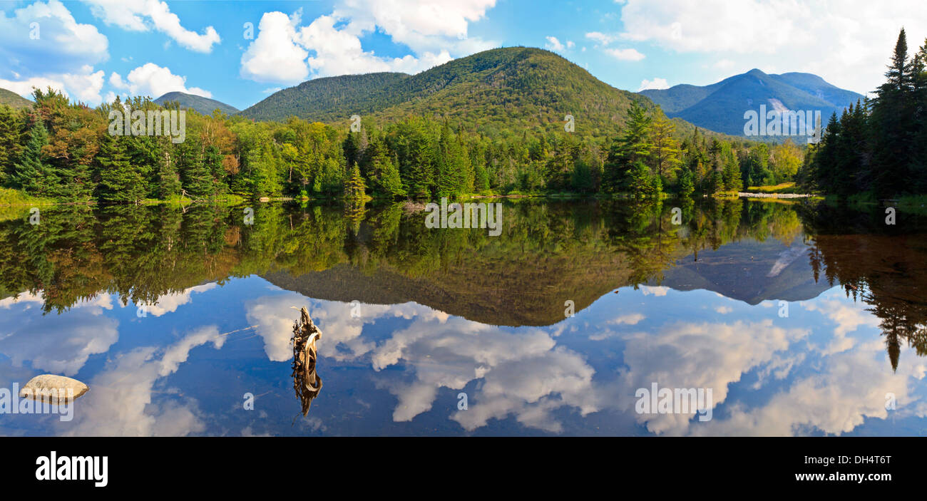 Panoramablick auf Phelps Mtn, Mt Marcy und Mt. Colden spiegelt sich in Marcy Dam Pond im High Peaks, Adirondack Mountains, NY Stockfoto