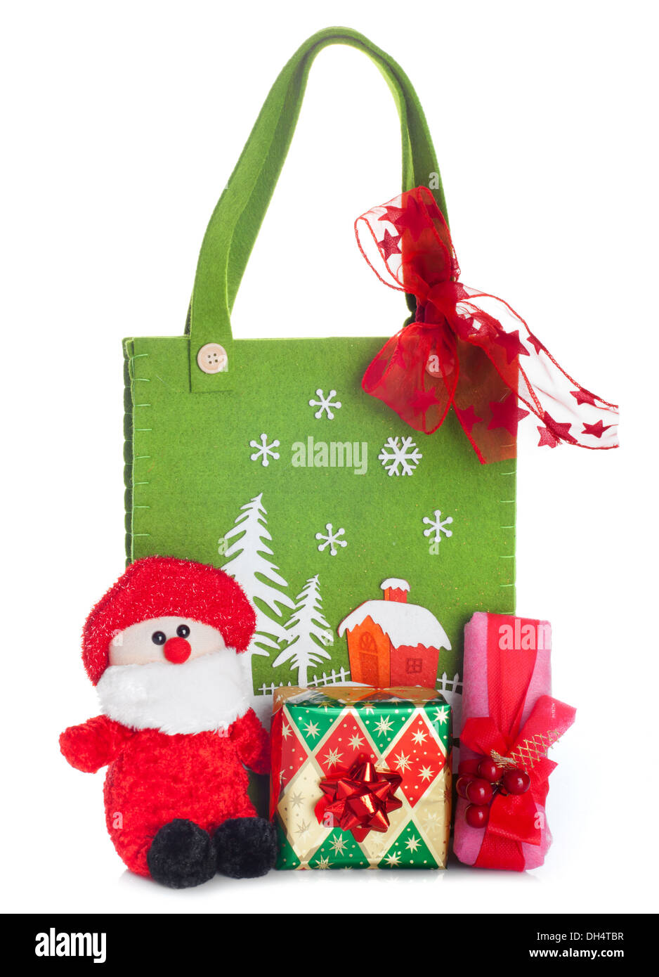 Stofftasche mit Weihnachts-Dekorationen und Geschenke-Boxen auf weißem Hintergrund Stockfoto
