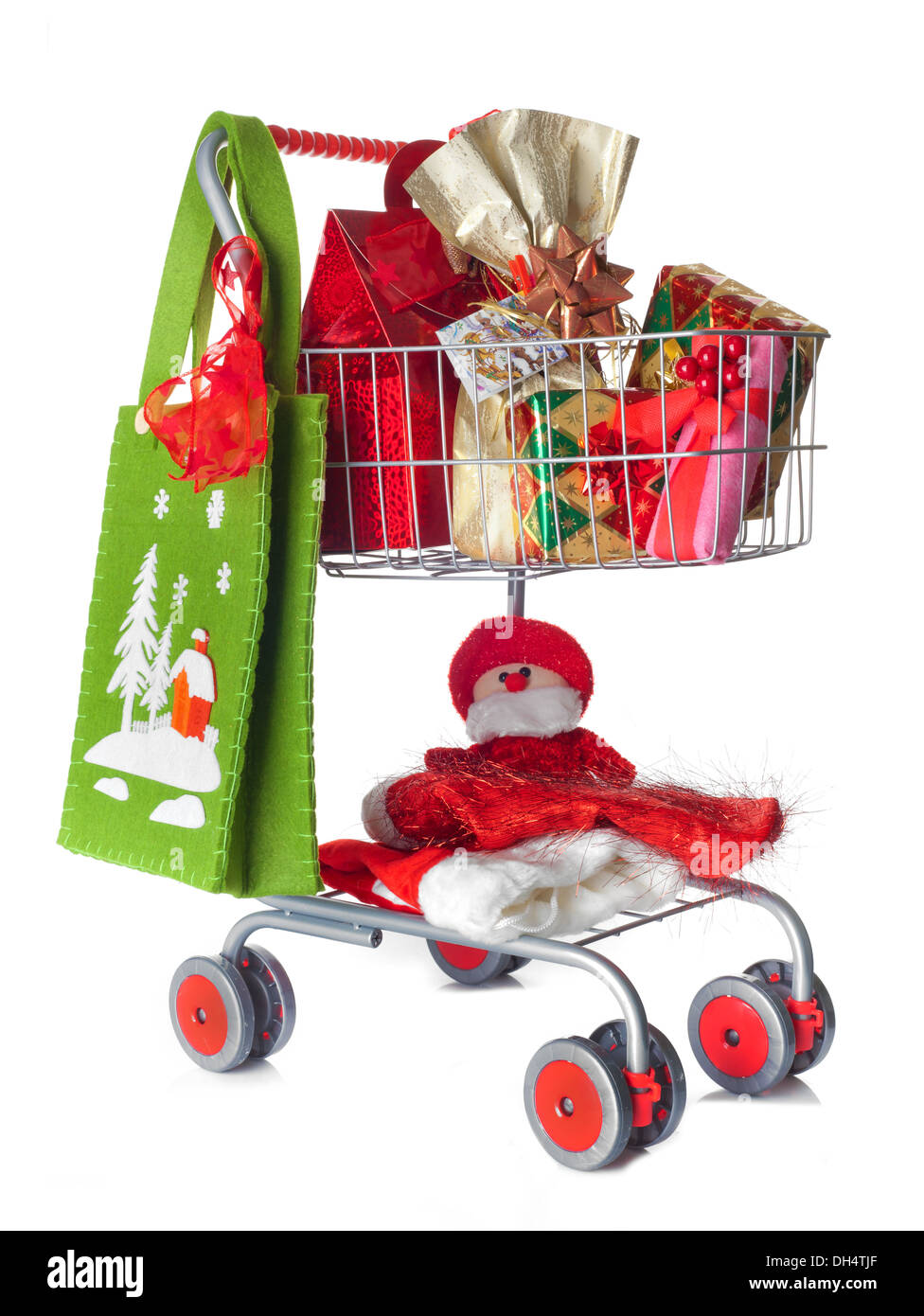 Einkaufswagen voller Weihnachtsgeschenke auf weißem Hintergrund Stockfoto