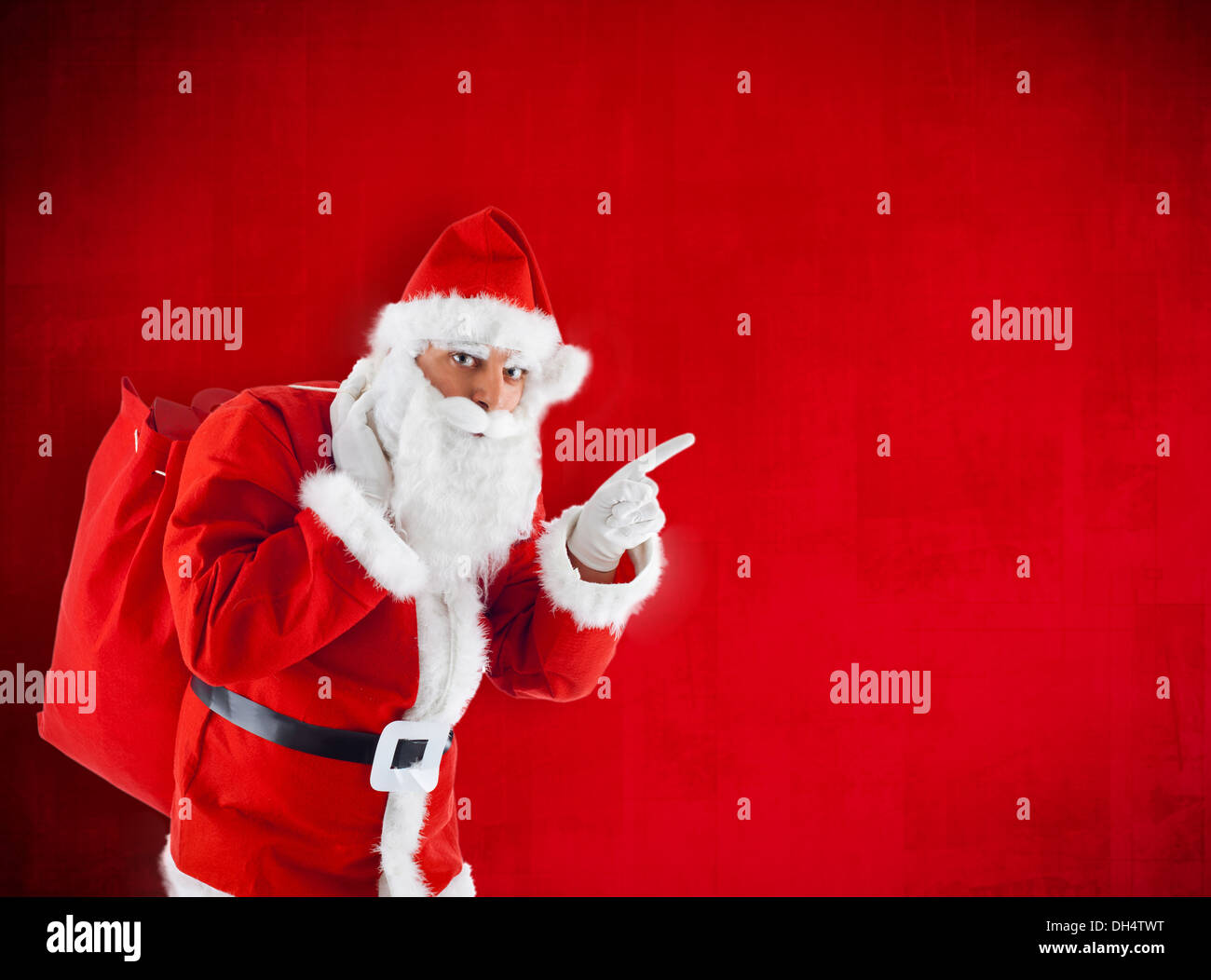 Weihnachtsmann mit Sack, die in leer Rot zeigt. Stockfoto