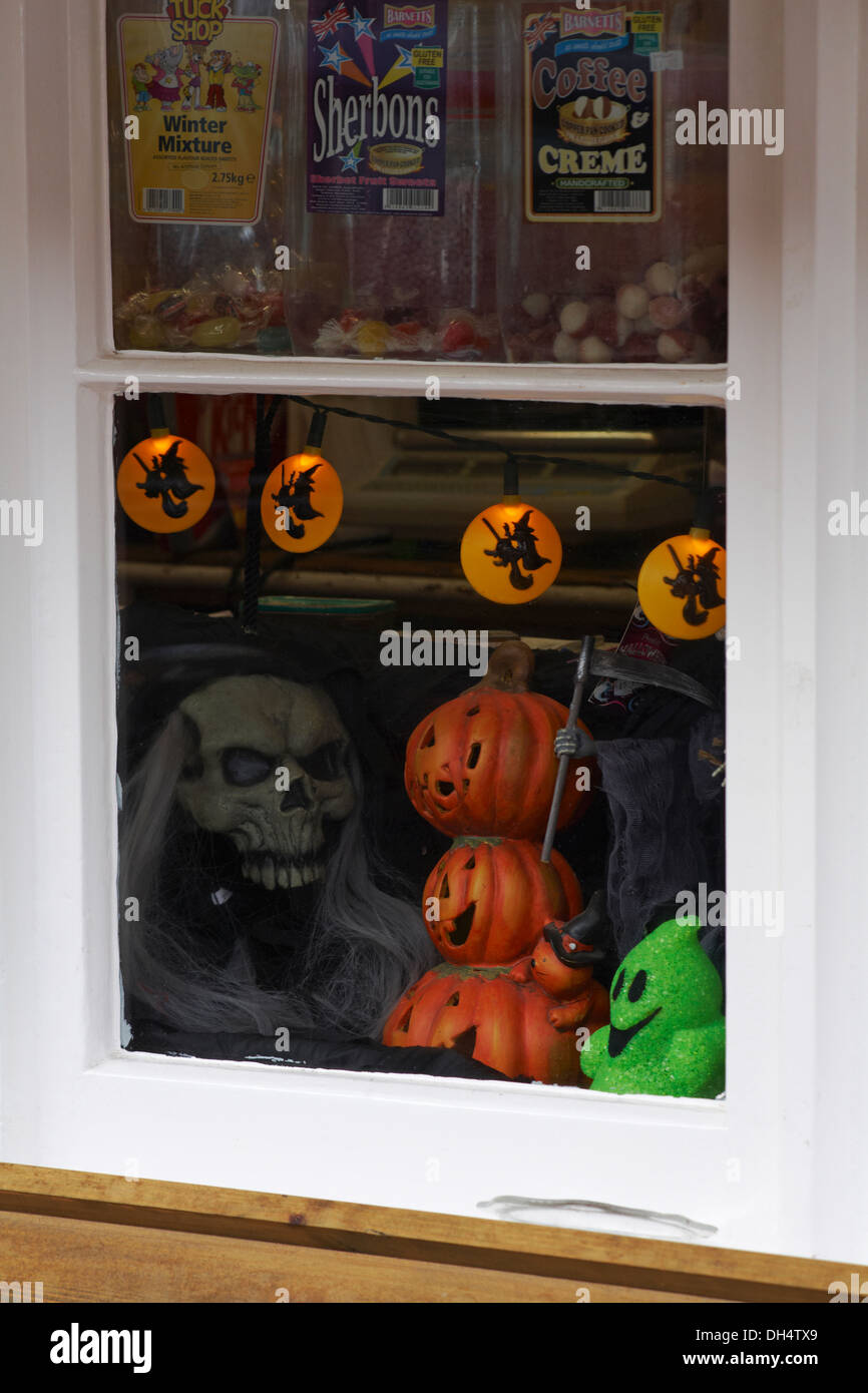 Scary Halloween Dekoration im Schaufenster in Beaulieu, Hampshire im Oktober Stockfoto