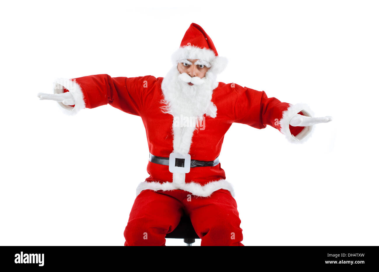 Santa Claus imitiert ein Flugzeug auf weißem Hintergrund Stockfoto