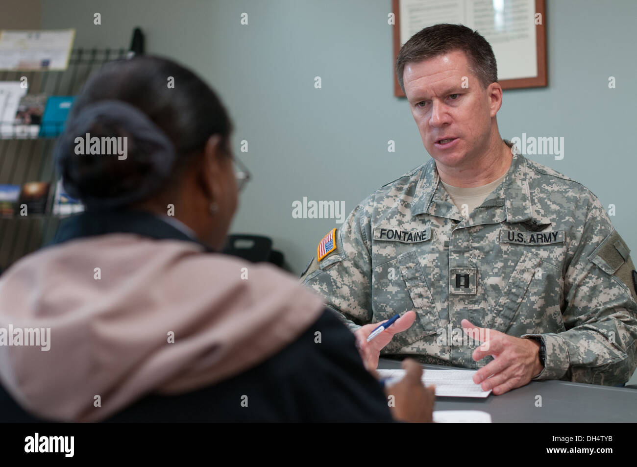 US Army Reserve Captain Don Fontaine erklärt den Spendenprozess während einer Knochenmark Spender Fahrt am Fort Bragg Blood Donor Center in Fort Bragg, N.C., 23. Oktober 2013. Fontaine hofft zu sensibilisieren und registrieren von Soldaten und Zivilisten als poten Stockfoto