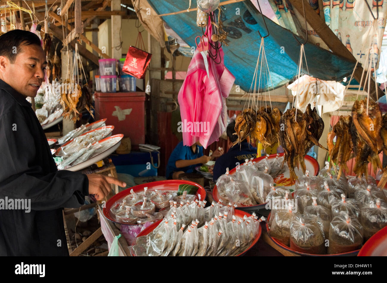 Horizontale Porträt eines lokalen Lao entscheiden, was zu einem Lebensmittelmarkt in Laos zu kaufen. Stockfoto