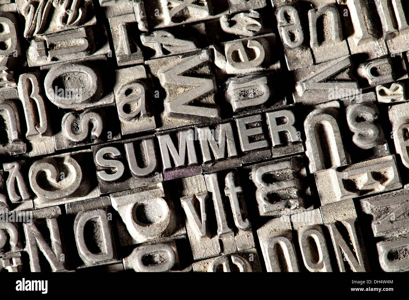 Alten führen Buchstaben bilden das Wort "Sommer" Stockfoto