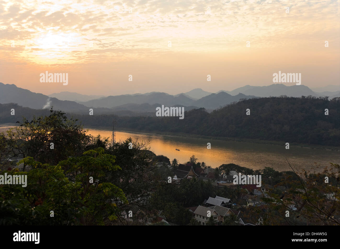 Horizontale Ansicht über den Mekong Fluss bei Sonnenuntergang mit Luang Prabang im Vordergrund. Stockfoto