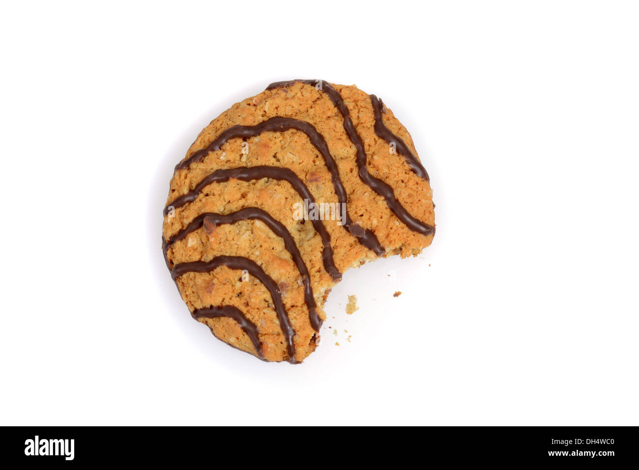 aus Schokolade Streifen Cookie beißen Stockfoto