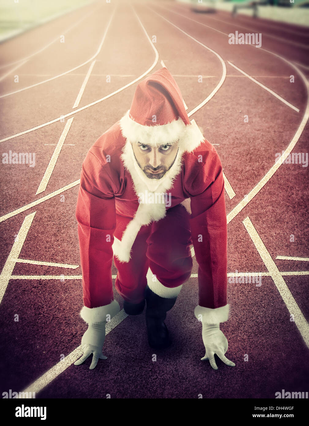 Santa Claus in der Ausgangsposition auf einem Laufband. Stockfoto