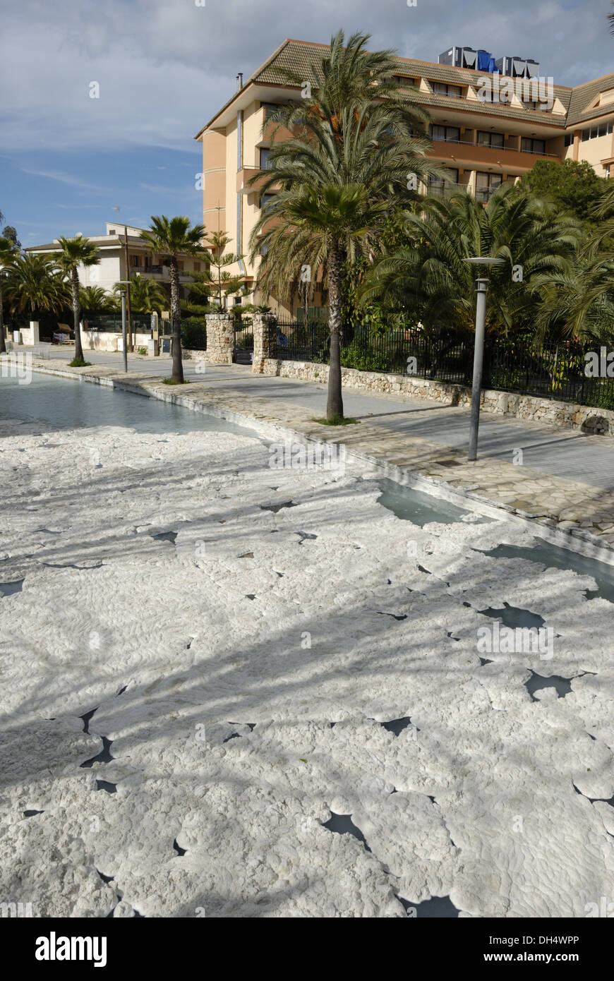 Weißer Schaum auf einem Kanal in Port de Alcudia Stockfoto