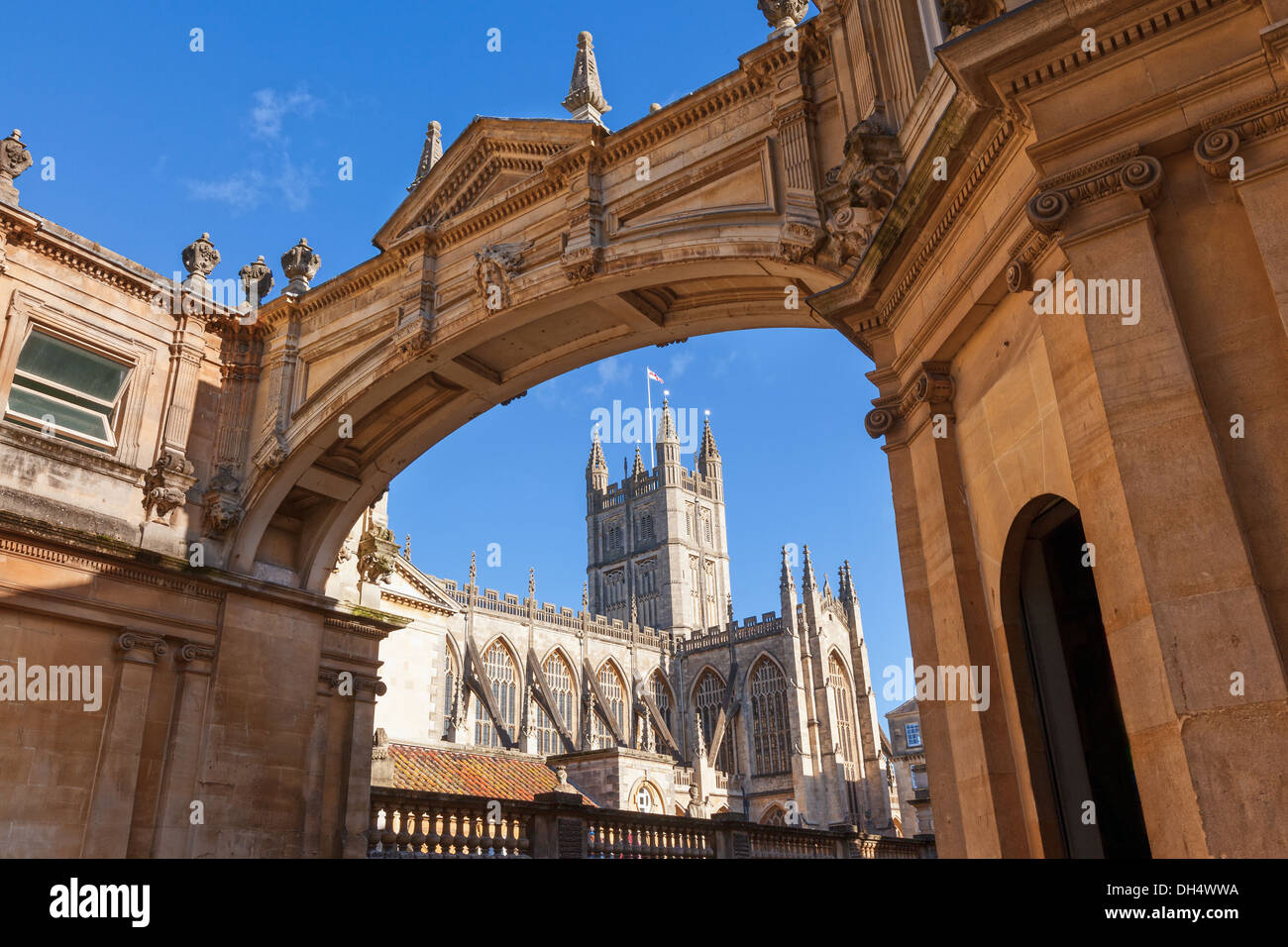 Abteikirche von Bath, Bath, UK betrachtet durch den reich verzierten Bogen an der York Street. Stockfoto