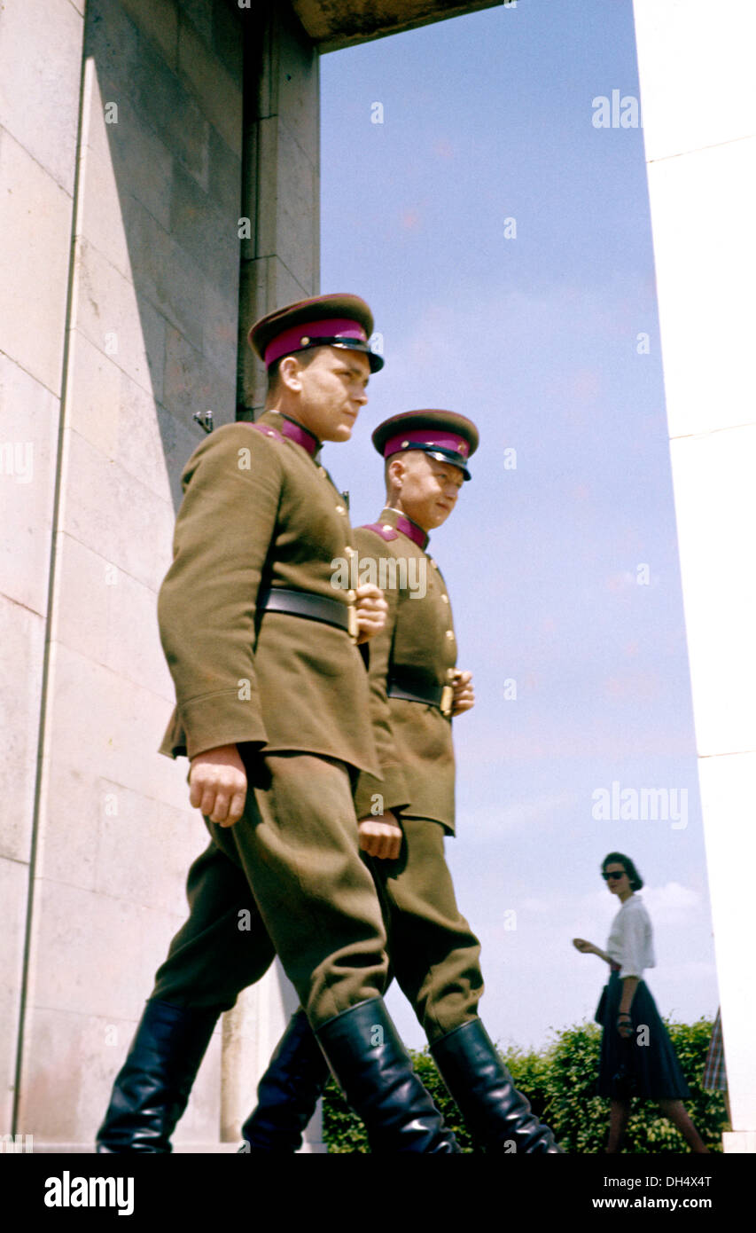 Russische Soldaten bewachen das Brandenburger Tor in Ost-Berlin 1959 Stockfoto