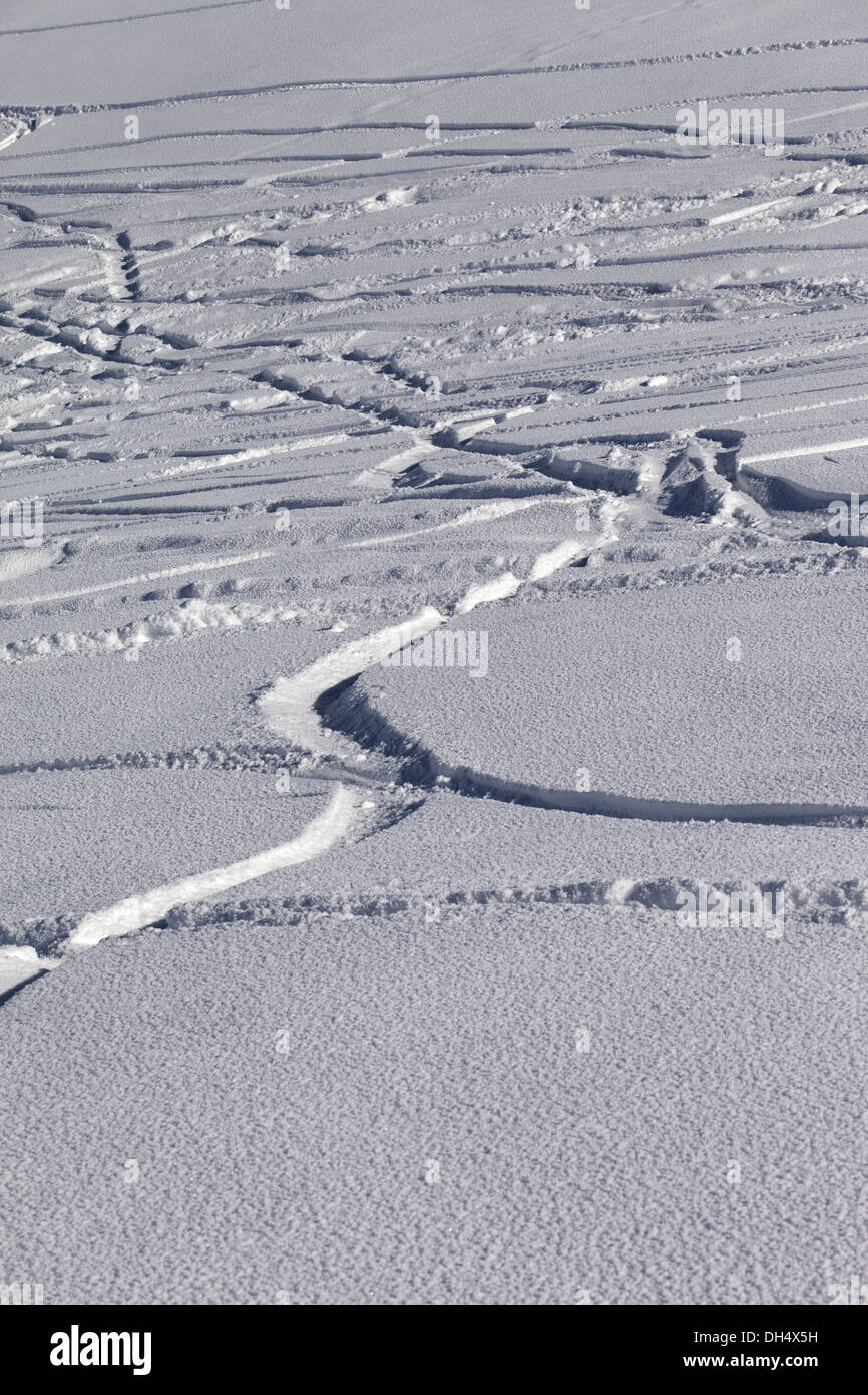 Spuren von Skiern und Snowboards in neue gefallenen Schnee auf Off-Piste Hang Stockfoto
