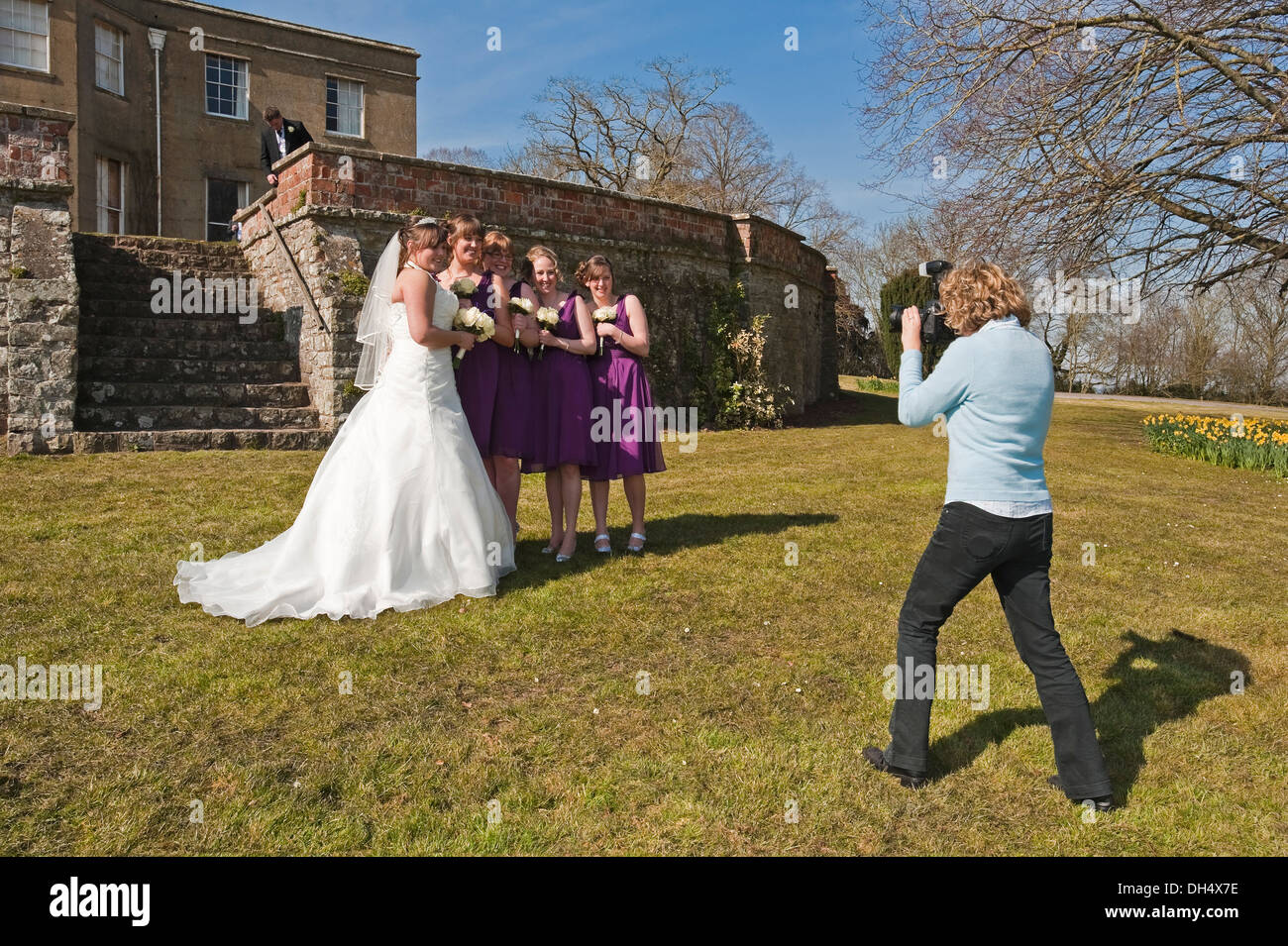 Horizontale Portrait einer Braut und Brautjungfern bei einer Hochzeit fotografiert draußen in der Sonne. Stockfoto