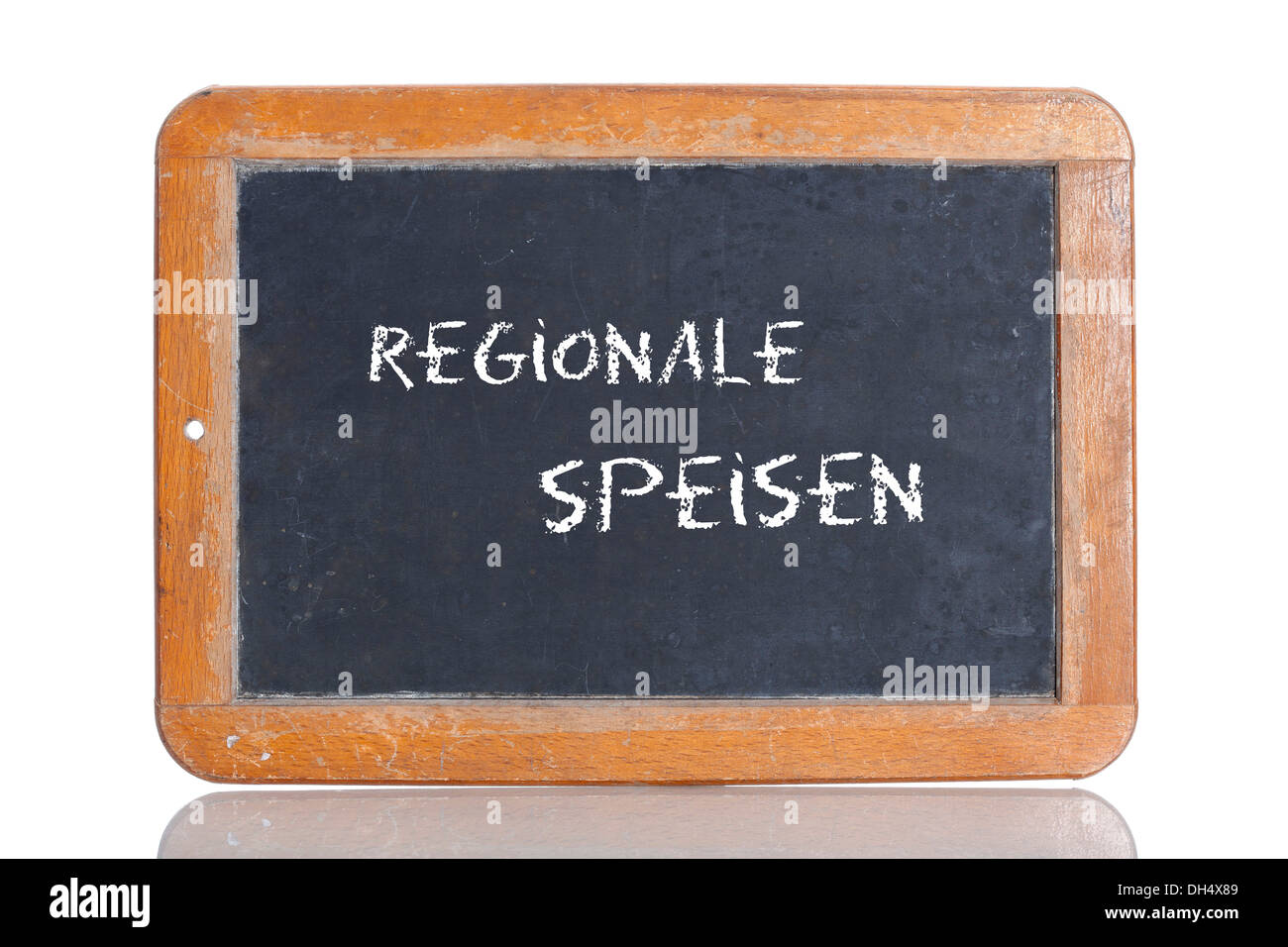 Alte Schultafel mit den Worten REGIONALE SPEISEN, Deutsch für regionale Küche Stockfoto