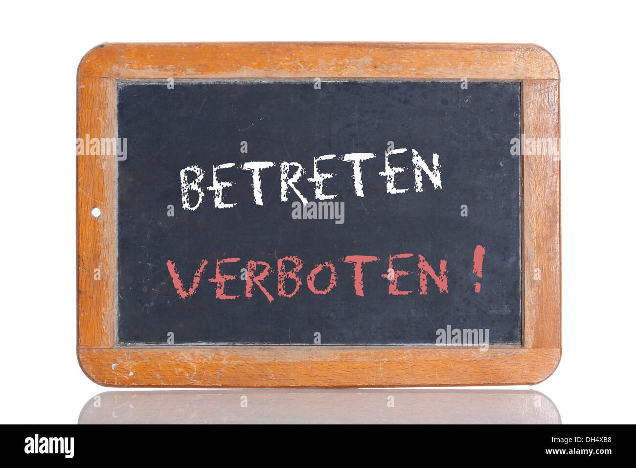 Alte Schultafel mit den Worten BETRETEN VERBOTEN!, Deutsch für kein Hausfriedensbruch! Stockfoto