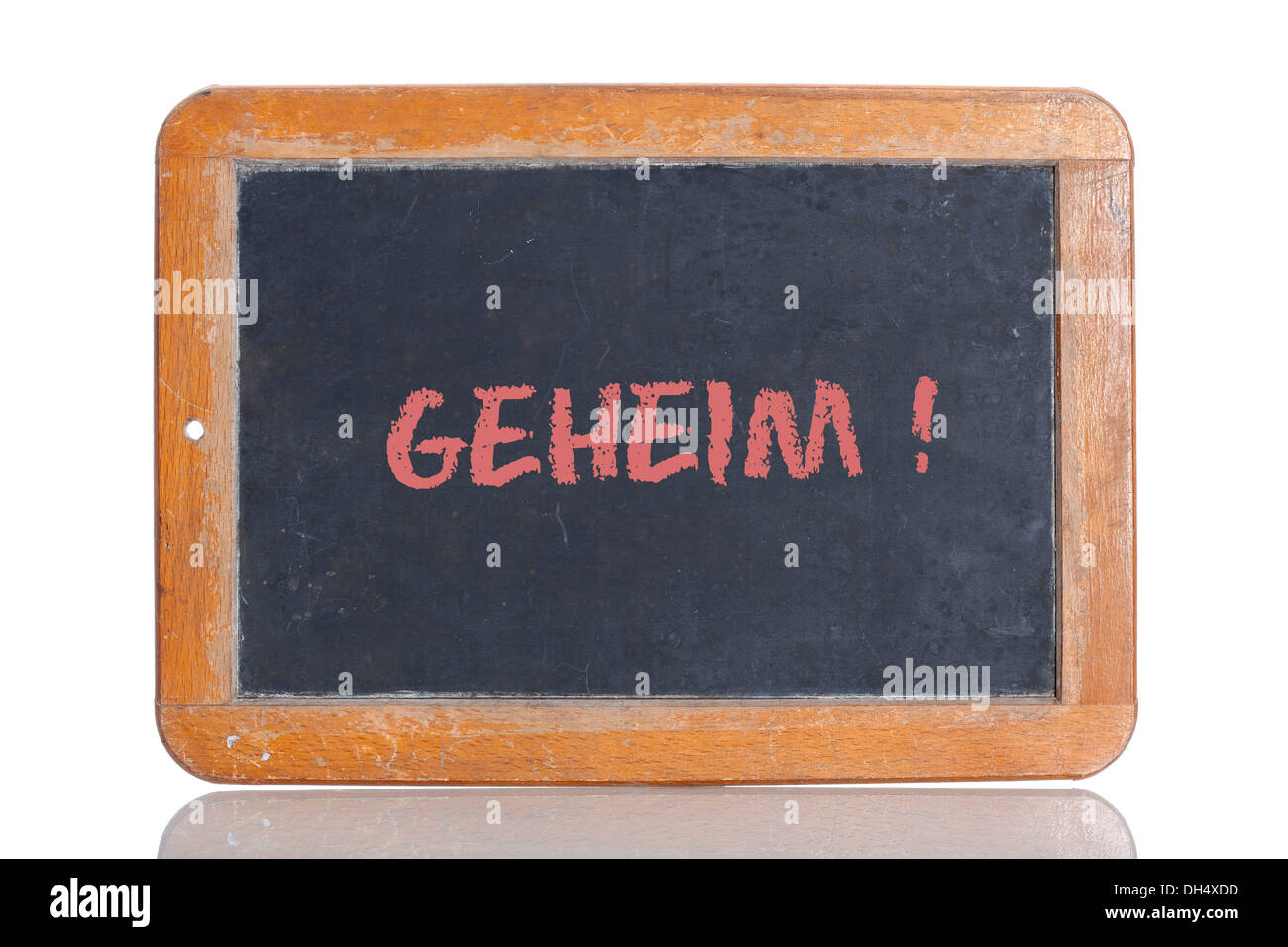 Old-School-Tafel mit dem Wort GEHEIM!, Deutsch für Geheimnis, in Rötel Stockfoto