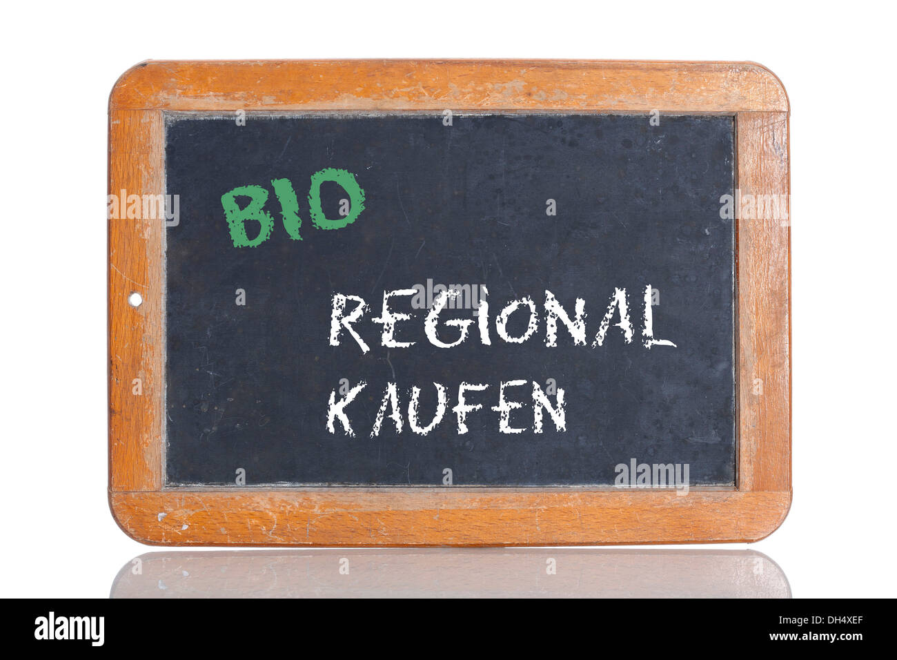 Alte Schultafel mit den Worten BIO REGIONAL KAUFEN, Deutsch für Bio - kaufen Sie lokale Stockfoto