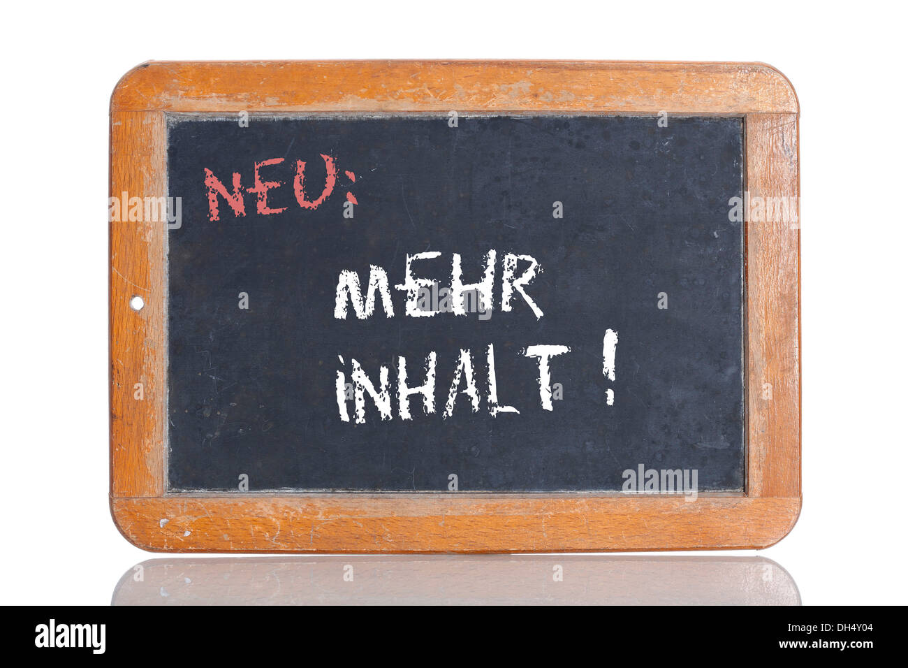 Alte Schultafel mit den Worten NEU: MEHR INHALT!, Deutsch für New: enthält mehr Stockfoto
