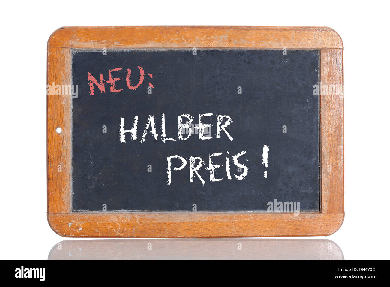 Alte Schultafel mit den Worten NEU: HALBER PREIS!, Deutsch für New: zum halben Preis! Stockfoto
