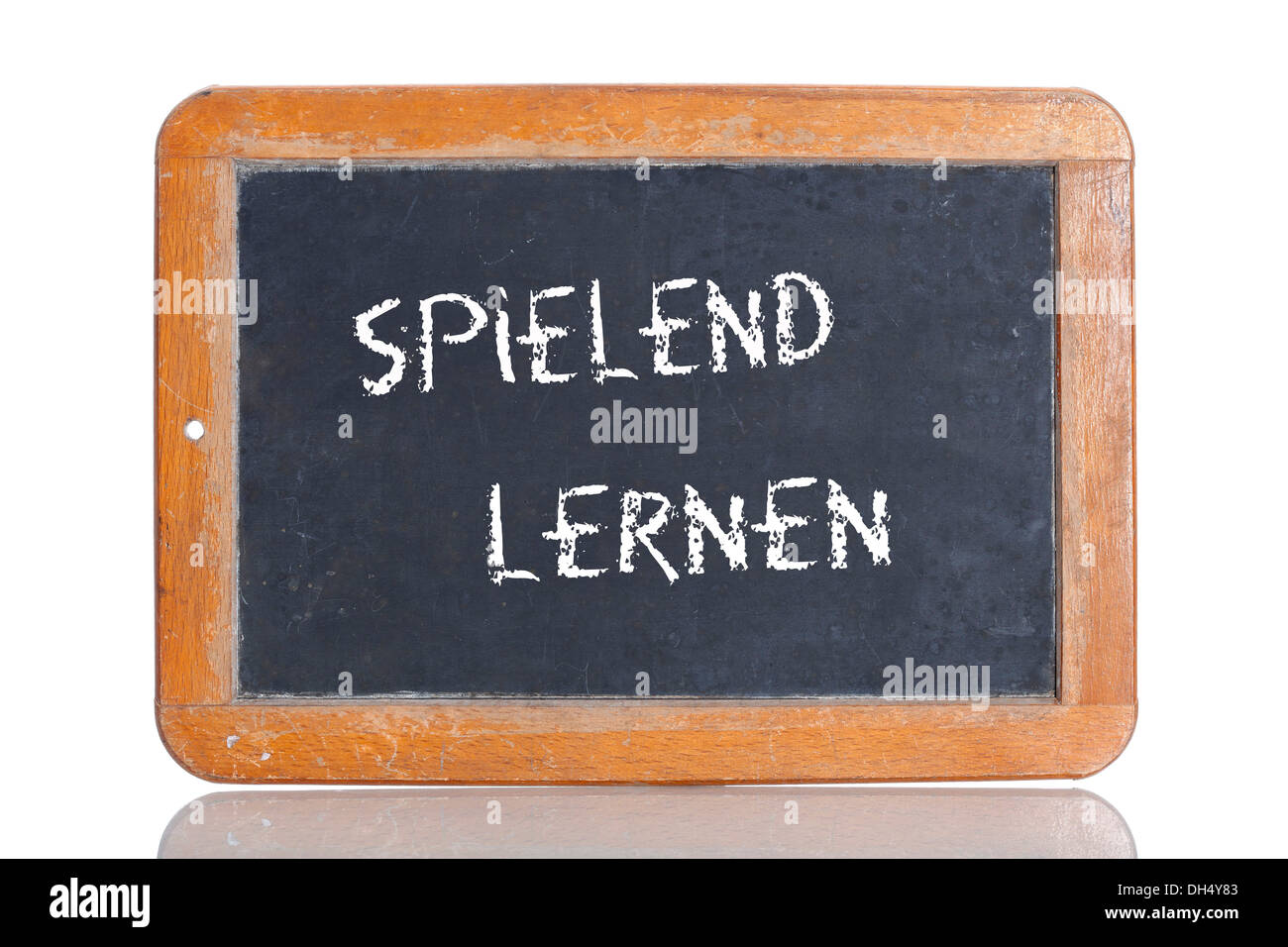 Alte Schultafel mit dem Begriff SPIELEND LERNEN, Deutsch lernen durch spielen Stockfoto