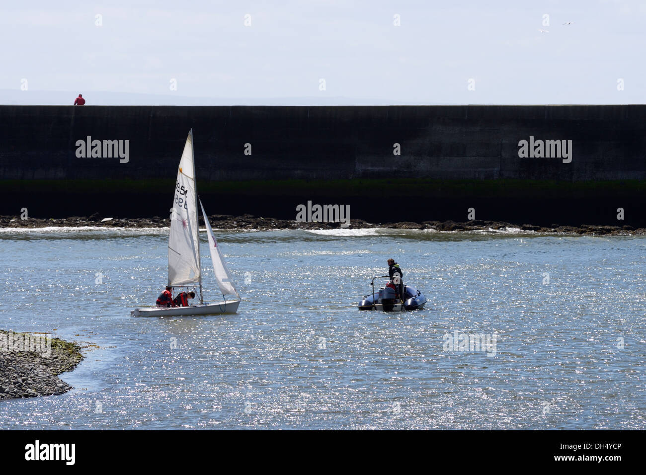 Laser-Jolle abgeschleppt aus Aberystwyth Hafen, Wales, UK. Stockfoto