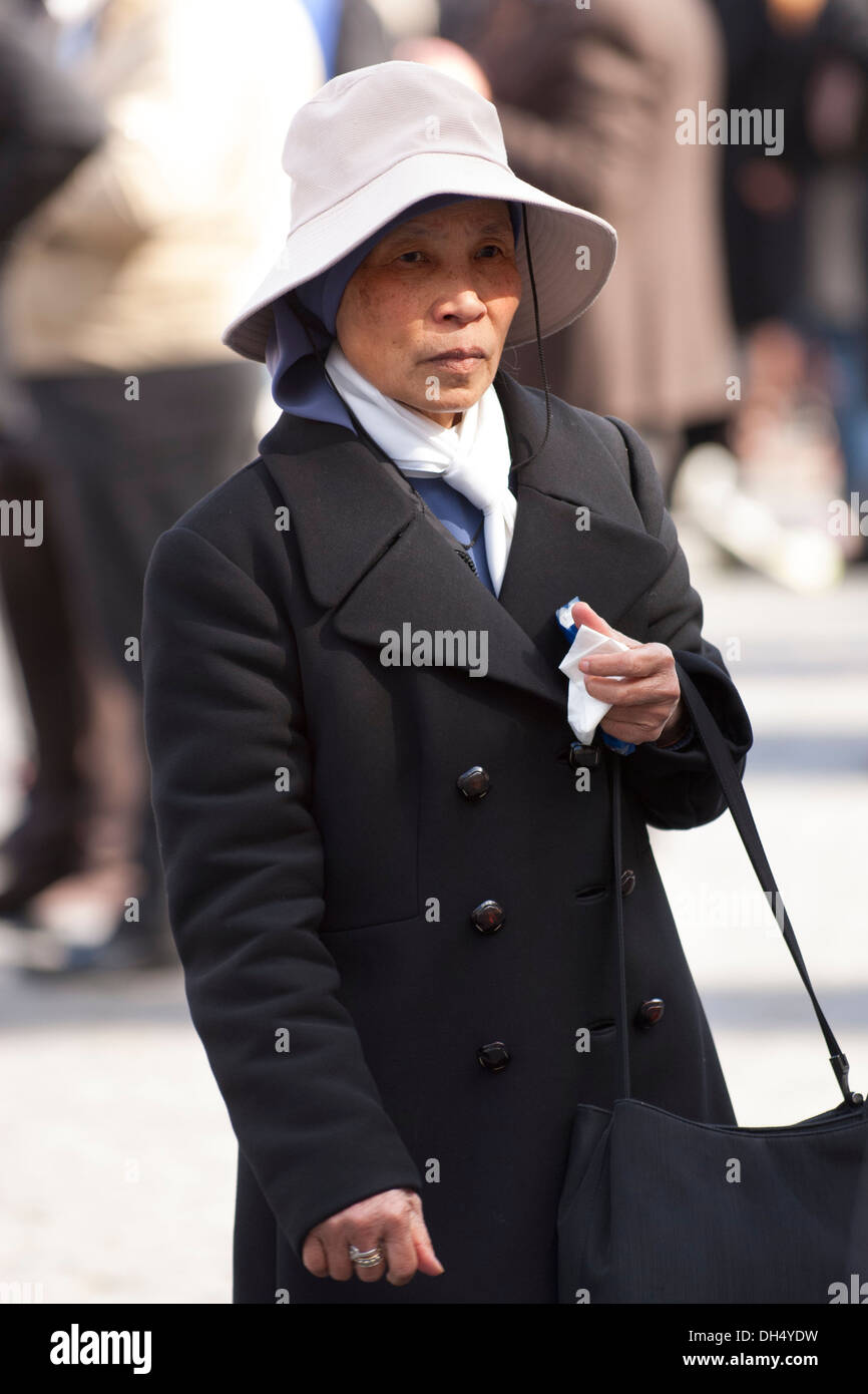 Nonne in dem Petersplatz Stockfoto