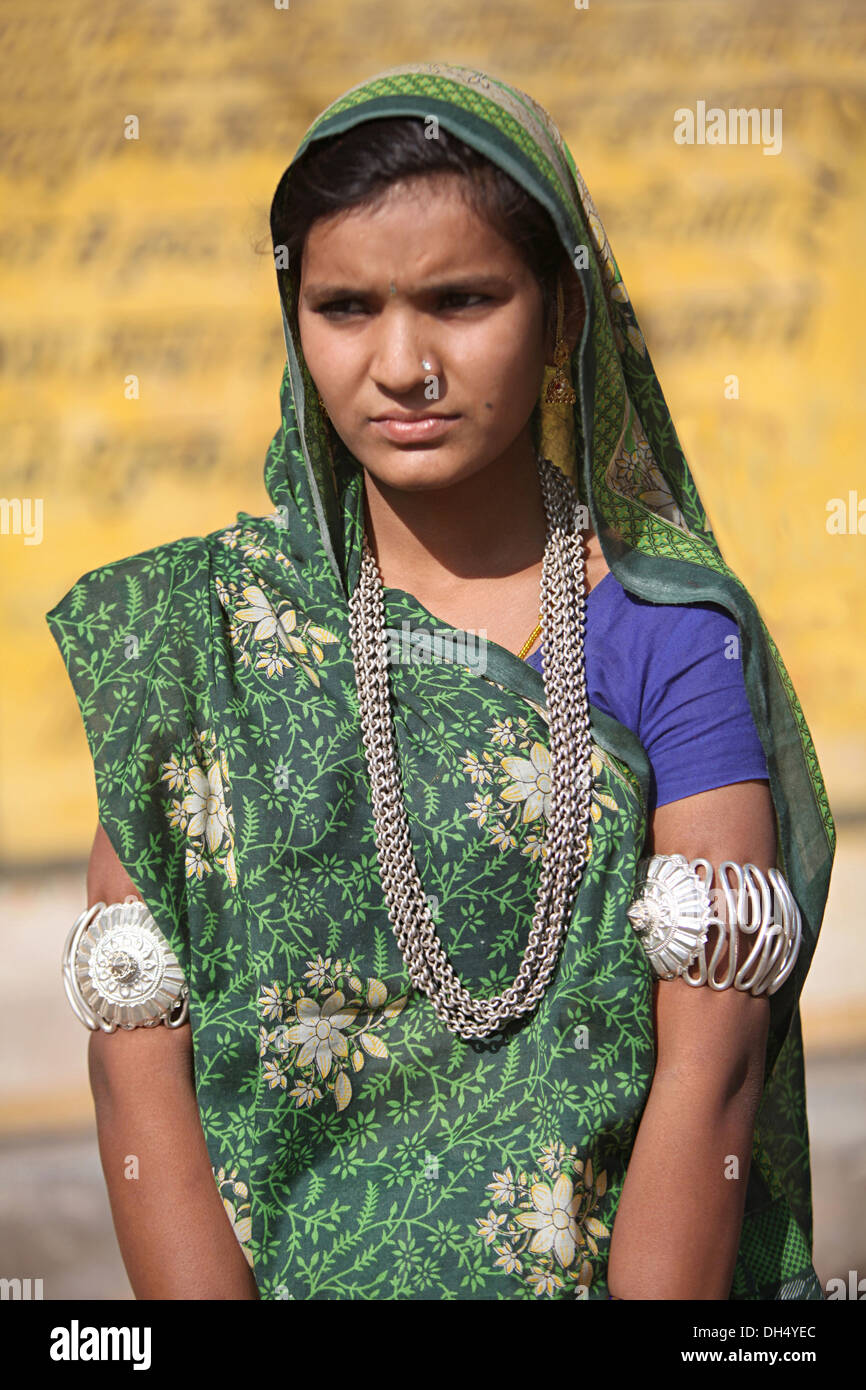 Ein junges Stammesmädchen in traditioneller Kleidung, Stamm der Bhil, Jhabua, Madhya Pradesh, Indien. Ländliche Gesichter Indiens Stockfoto