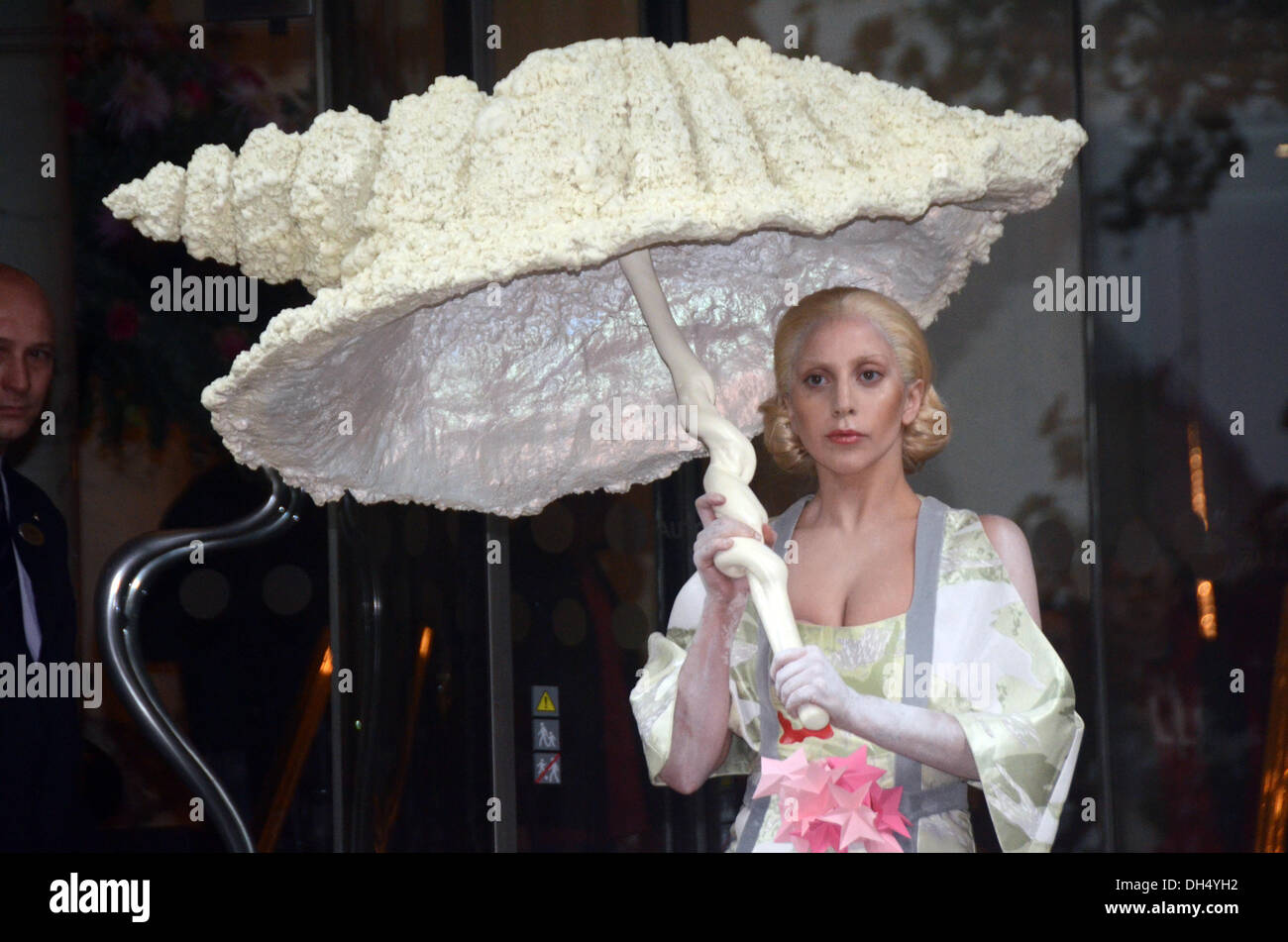 London, UK. 31. Oktober 2013. Lady Gaga mit Muschel Blätter Langham Hotel London 31.10.2013 Credit: JOHNNY ARMSTEAD/Alamy Live News Stockfoto