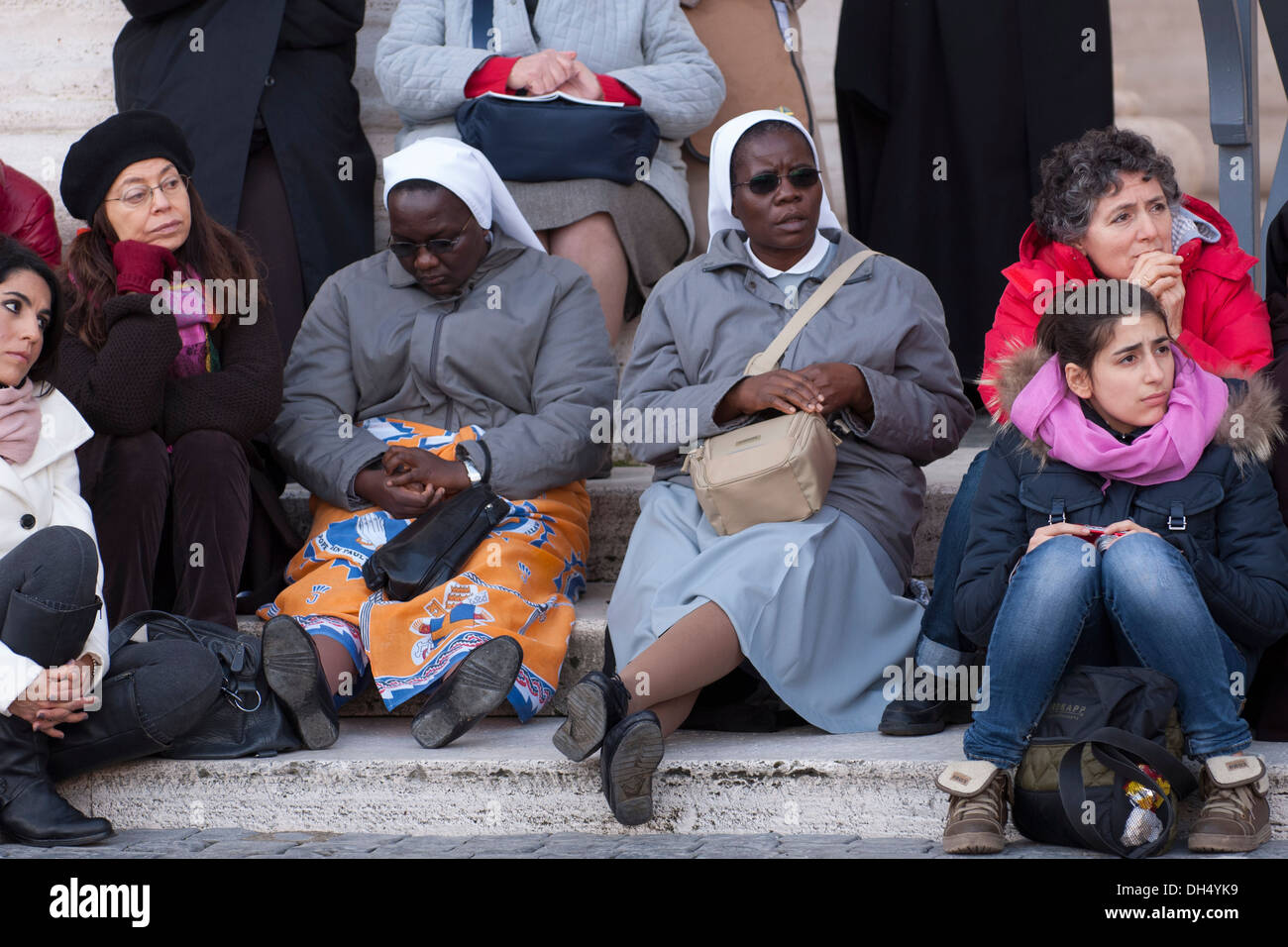Schwestern hören auf die mündliche Verhandlung der Papst Francis in dem Petersplatz Stockfoto