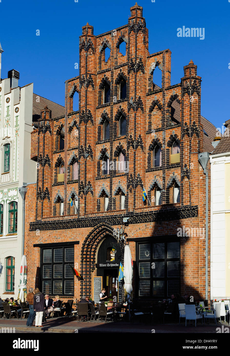 Historische Häuser mit Restaurant "Alter Schwede", 14.c., Markt Platz, hanseatische Stadt Wismar, Deutschland, UNESCO-Welterbe Stockfoto