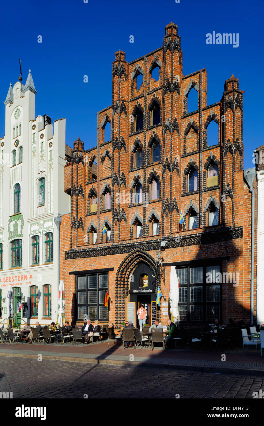 Historische Häuser mit Restaurant "Alter Schwede", 14.c., Markt Platz, hanseatische Stadt Wismar, Deutschland, UNESCO-Welterbe Stockfoto