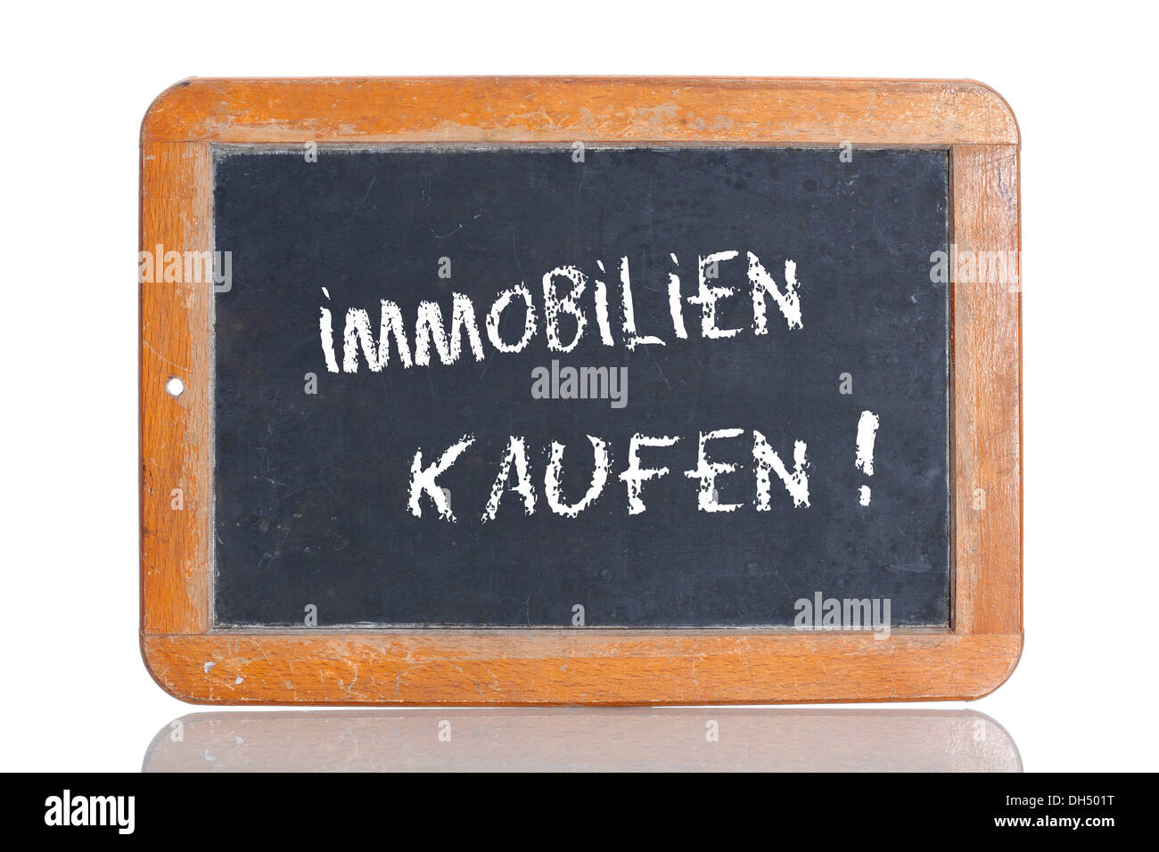 Alte Kreidetafel, Schriftzug "IMMOBILIEN KAUFEN", Deutsch für "Eigentum kaufen" Stockfoto
