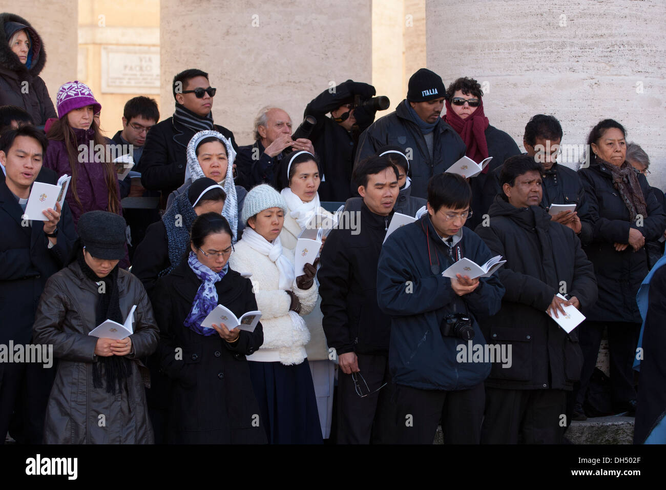 Asiatische religiöse Menschen beten in dem Petersplatz Stockfoto