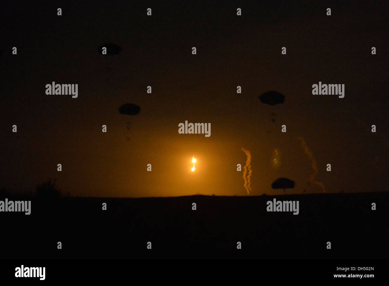 Fallschirmjäger, die 1. Brigade Combat Team, 82nd Airborne Division zugewiesen durchgeführt ein Luftangriffe in ein Feld, während ein Feld Training Übung (FTX), Fort Bragg, N.C., 22. Oktober 2013 Lager eingerichtet. FTX synchronisiert, die Planung und Durchführung einer La Stockfoto