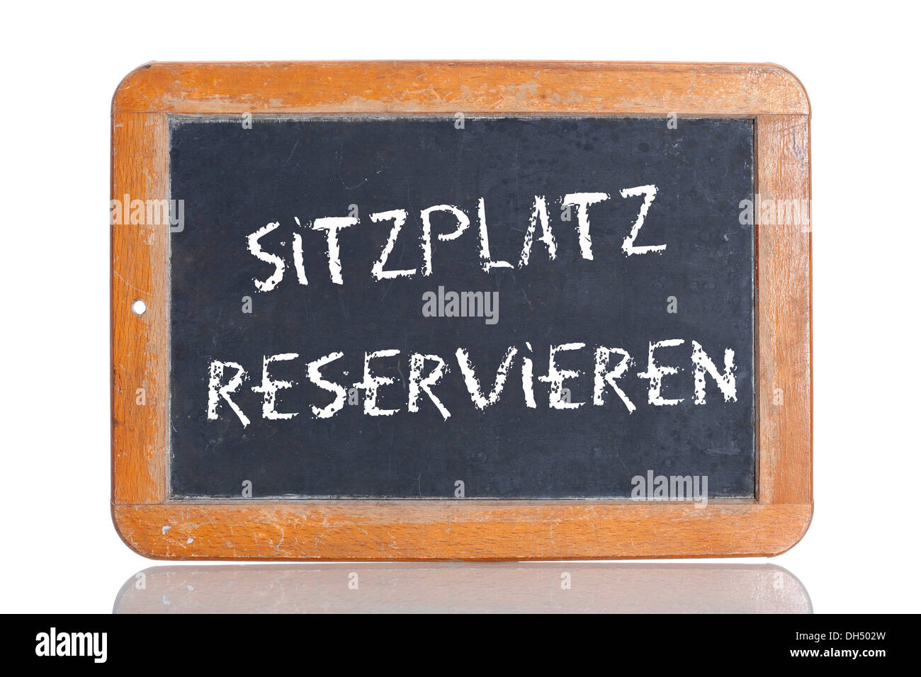 Alte Kreidetafel, Schriftzug "SITZPLATZ RESERVIEREN", Deutsch für "BOOK A SEAT" Stockfoto