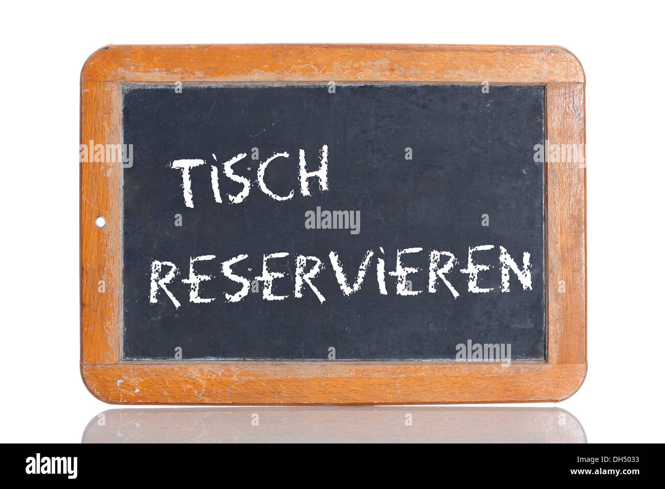 Alte Kreidetafel, Schriftzug "TISCH RESERVIEREN", Deutsch für "BOOK A TABLE" Stockfoto