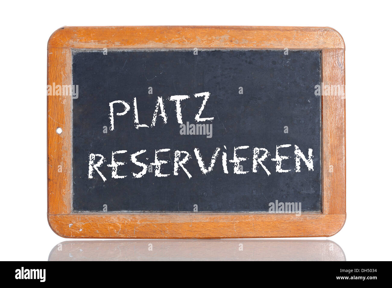 Alte Kreidetafel, Schriftzug "PLATZ RESERVIEREN", Deutsch für "BOOK A SEAT" Stockfoto