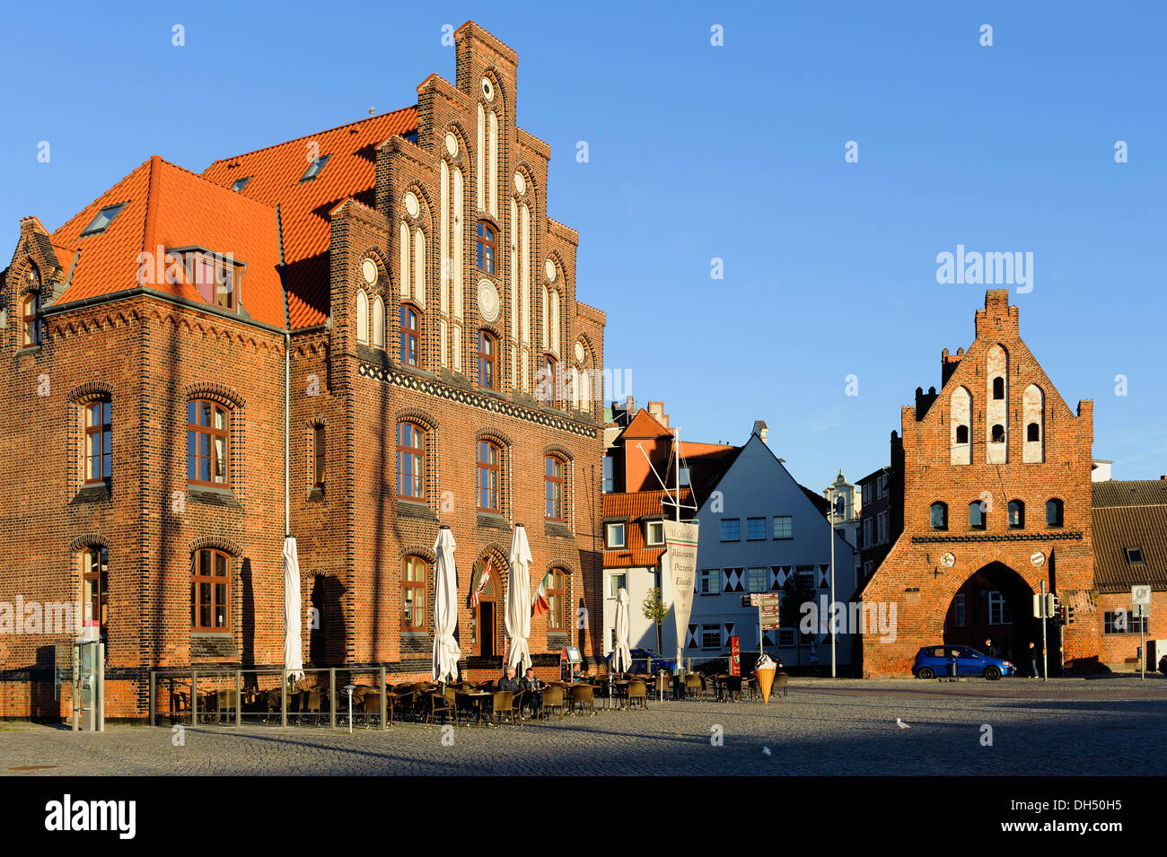 Altes Zollhaus und alten Stadttor "Inntor", Hansestadt Wismar, Deutschland, UNESCO-Welterbe Stockfoto