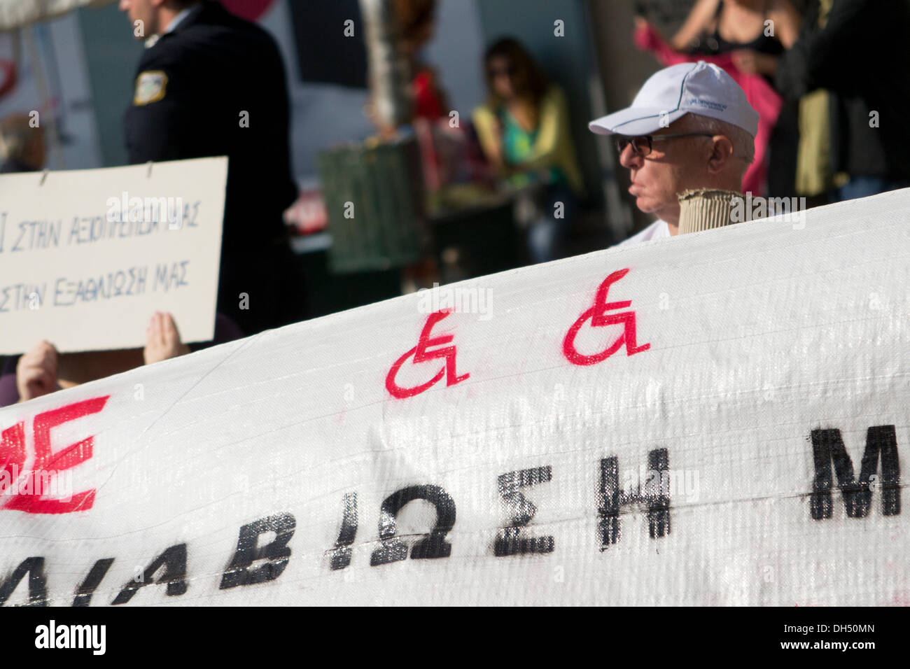 Athen, Griechenland. 31. Oktober 2013. Menschen mit Behinderungen inszenieren eine Demonstration gegen Sparmaßnahmen zu protestieren. Sie gingen in das Finanzministerium zu protestieren und rufen Parolen, wie mit der Besteuerung in den letzten Jahren der Wirtschaftskrise erhöhen, sie es schwer finden, mit ihrer Behinderung entstandenen Kosten zu bewältigen.  Bildnachweis: Nikolas Georgiou / Alamy Live News Stockfoto